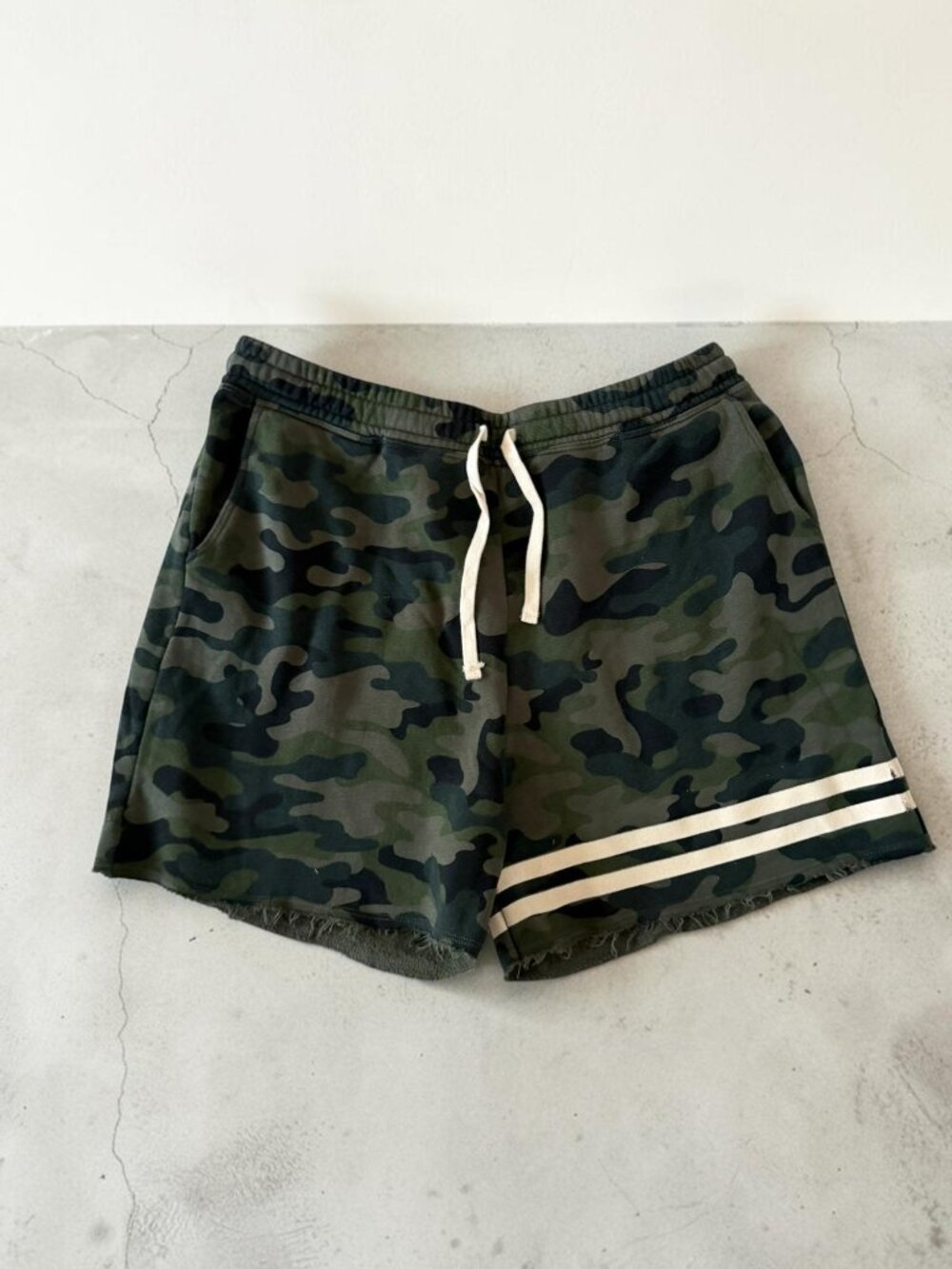 SUNDRY Women’s Camo Shorts Size XL NEW NWT
